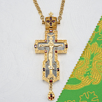 2.10.0186лпр/1лп Крест наперсный латунный с красными камнями в позолоте и с цепью