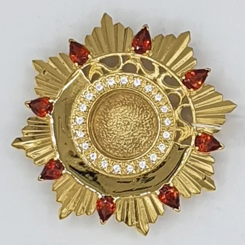 2.7.0362лп Мощевик латунный в позолоте со вставками