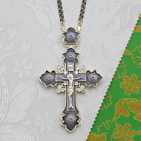 2.10.0616лрэ/1лр Крест наперсный латунный с фиолетовыми камнями и эмалью в серебрении