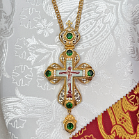 2.10.0312лп-2/1лп Крест латунный с зелеными камнями в позолоте