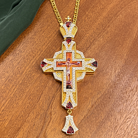 2.10.0598лп-2/1лп Наперсный латунный крест с красными камнями в позолоте