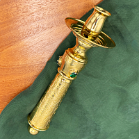 2.7.0763лп Подсвечник латунный в позолоте ручной со вставками и с травлением