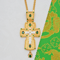 2.10.0058лп/1лп Крест наперсный латунный с зелеными камнями в позолоте