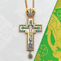 2.10.0478лпрэ/1лп Крест наперсный латунный с зелеными камнями и эмалью в позолоте