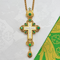 2.10.0170лп-11/1лп Наперсный крест латунный с зелеными камнями в позолоте
