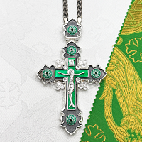 2.10.0616лрэ/1лр Крест наперсный латунный с зеленными камнями и эмалью серебрении 