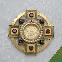 2.7.2812лпэ Мощевик латунный со вставками в позолоте