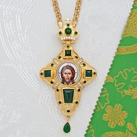 2.10.0516лп-2/1лп Крест наперсный латунный с зелеными камнями в позолоте