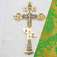 2.7.2099лпрэ Крест напрестольный латунный с голубыми камнями в позолоте
