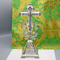 2.7.2193лрч Крест настольный латунный с акрилом и фиолетовыми камнями в серебрении