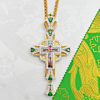 2.10.0598лп-2/1лп Крест наперсный латунный с зелеными камнями в позолоте