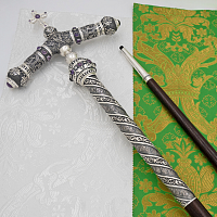 2.7.2722лр Жезл латунный с фиолетовыми камнями и патинированием в серебрении