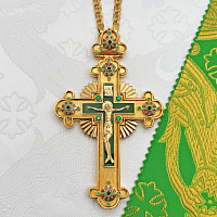 2.10.0618лпэ/1лп Крест наперсный латунный с зелеными камнями и эмалью в позолоте