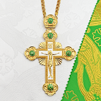 2.10.0620лпэ/1лп Наперсный крест латунный с зелеными камнями в позолоте