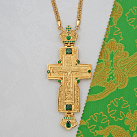 2.10.0545лп/1лп Наперсный латунный крест с зелеными камнями в позолоте