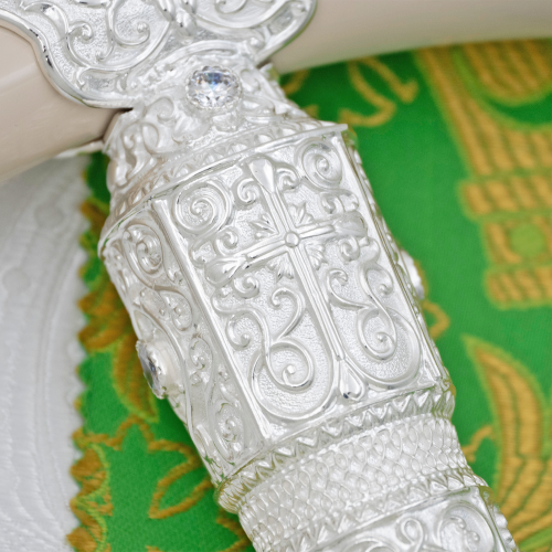 2.7.0519л Посох латунный с белыми камнями в серебрении фото 5