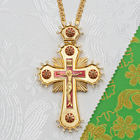 2.10.0617лпэ/1лп Крест наперсный латунный с красными камнями и эмалью в позолоте