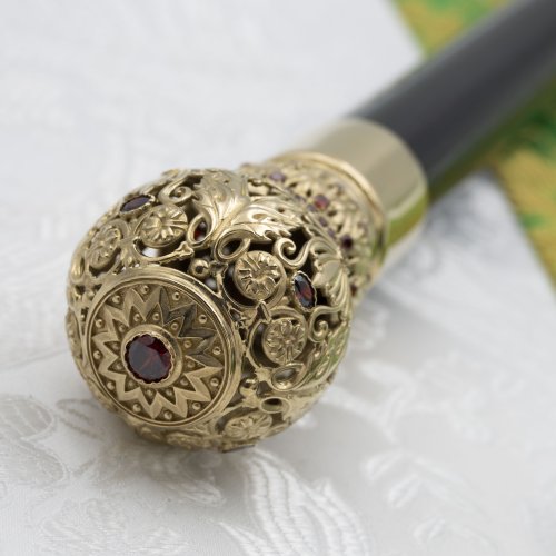 2.7.0722лп Посох латунный с красными камнями в позолоте фото 3