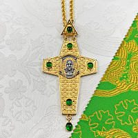 2.10.0663лпр/1лп Крест наперсный латунный с зелеными камнями в позолоте